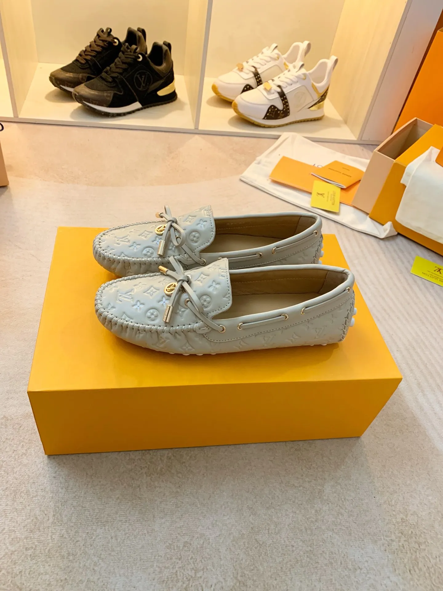 p460💰Couple model❤️🇫🇷 𝙇𝙤𝙪𝙞𝙨 𝙑𝙪𝙞𝙩𝙩𝙤𝙣 🇫🇷Louis Vuitton 2023 Classic𝓛𝓿 𝓣𝓻𝓪𝓲𝓷𝓮𝓻 Sports Series ➪➪➪¯ [Arizona Doudou Shoes Series] ▪️▪️▪️Arizona slip-on shoes are made of Monogram Eclipse canvas. Its hand-painted and dyed edges and hand-sewn uppers fully demonstrate Louis Vuitton's traditional shoemaking craftsmanship. This slip-on shoe is very lightweight. The integrated tongue and upper make it particularly comfortable and flexible. The soft outsole is equipped with rubber padding. Decorated with matching sash. Detailed features: ☑️Monogram Eclipse canvas ☑️Black Eclipse pattern ☑️Hand-painted shoe edges ☑️Hand-sewn uppers (each pair takes time to process) ☑️Integrated tongue and upper construction ☑️Outsole equipped with rubber lining ☑️size: 35_46